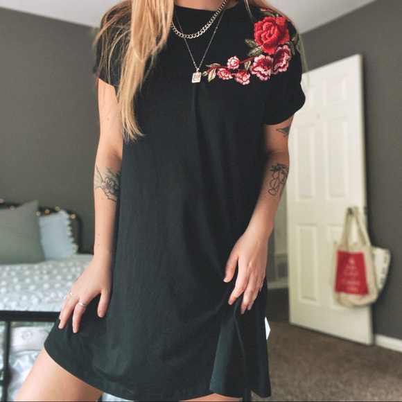 SHEIN Dresses & Skirts - 3/$15 ✨ SHEIN appliqué floral t-shirt dress